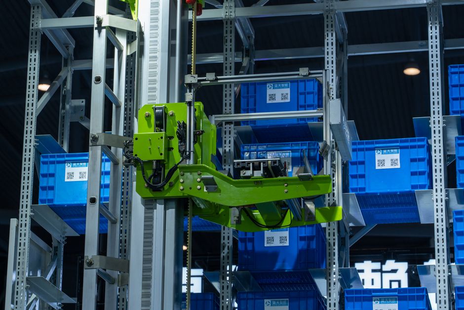 Automated logistics warehouse